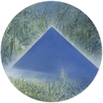 Payer, Wieland:  Blaue Pyramide;   2021, Pastell, Aquarell und Kohle auf grundiertem MDF, ? 50 cm,       Foto: Herbert Boswank